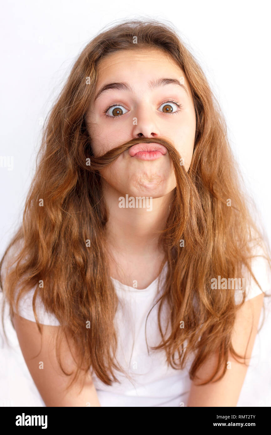 Teen girl ingannare intorno e rendendo i baffi fuori i suoi capelli Foto Stock