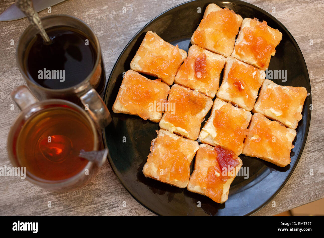 La marmellata di mele panini nel piatto con black tea cups Foto Stock