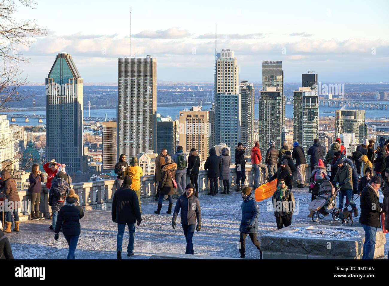 MONTREAL, Canada - 1 gennaio 2019 : vista panoramica del centro cittadino di Montreal in inverno da Mount Royal Chalet e persone a scattare foto e fare selfies Foto Stock