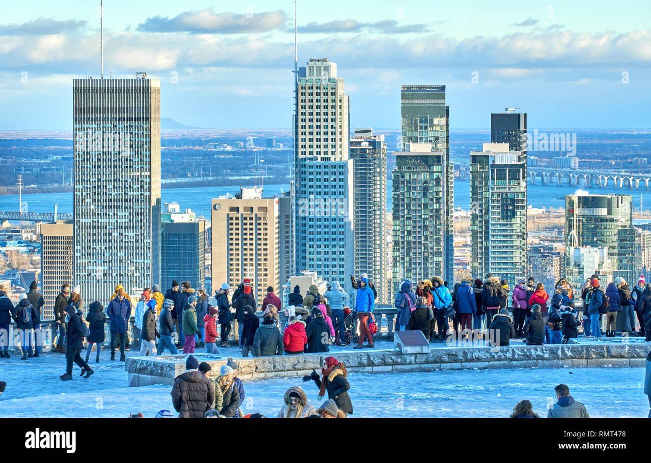 MONTREAL, Canada - 1 gennaio 2019 : vista panoramica del centro cittadino di Montreal in inverno da Mount Royal Chalet e persone a scattare foto e fare selfies Foto Stock