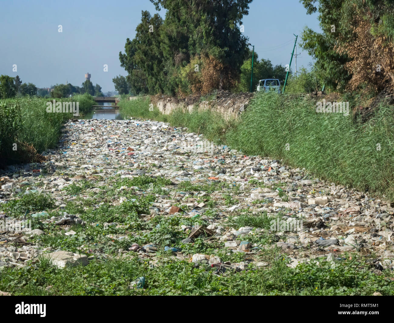 Kafr-El-Sheikh, Egitto - 2 Luglio 2014: un affluente del fiume Nilo nel Delta, completamente coperto con galleggianti di materiale plastico dell'inquinamento. Foto Stock