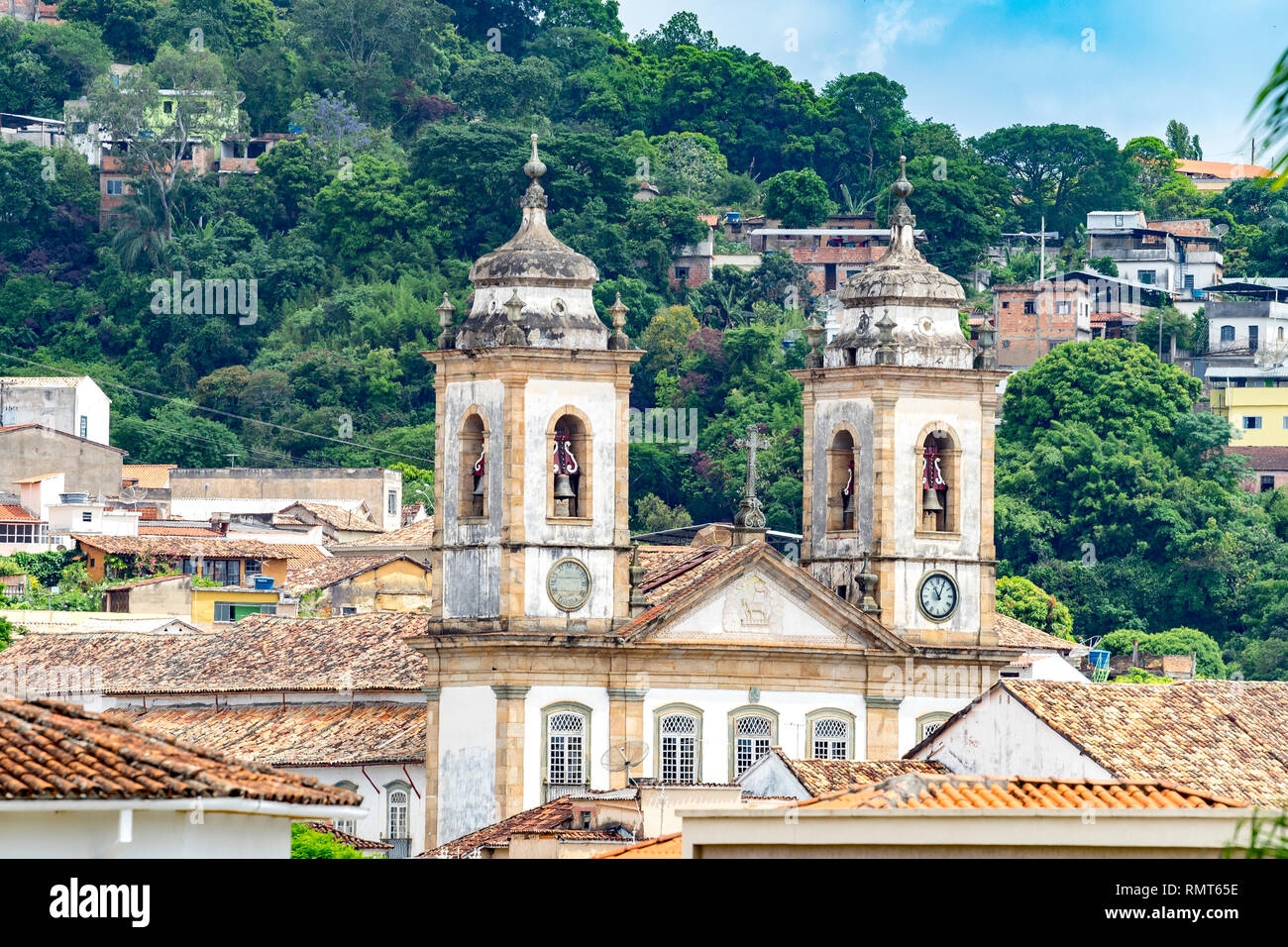 Vista da lontano delle torri di Nossa Senhora do Pilar cattedrale, São João del Rei, Minas Gerais, Brasile Foto Stock