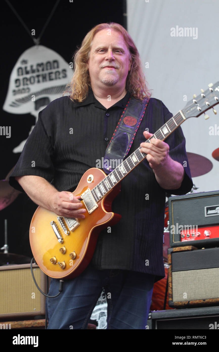 Il chitarrista Warren Haynes è mostrato esibirsi sul palco durante un 'live' aspetto di concerto con la Allman Brothers Band. Foto Stock