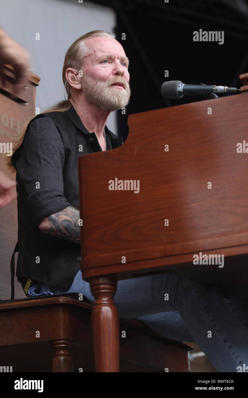 Musicista Gregg Allman è mostrato esibirsi sul palco durante un 'live' aspetto di concerto con la Allman Brothers Band. Foto Stock