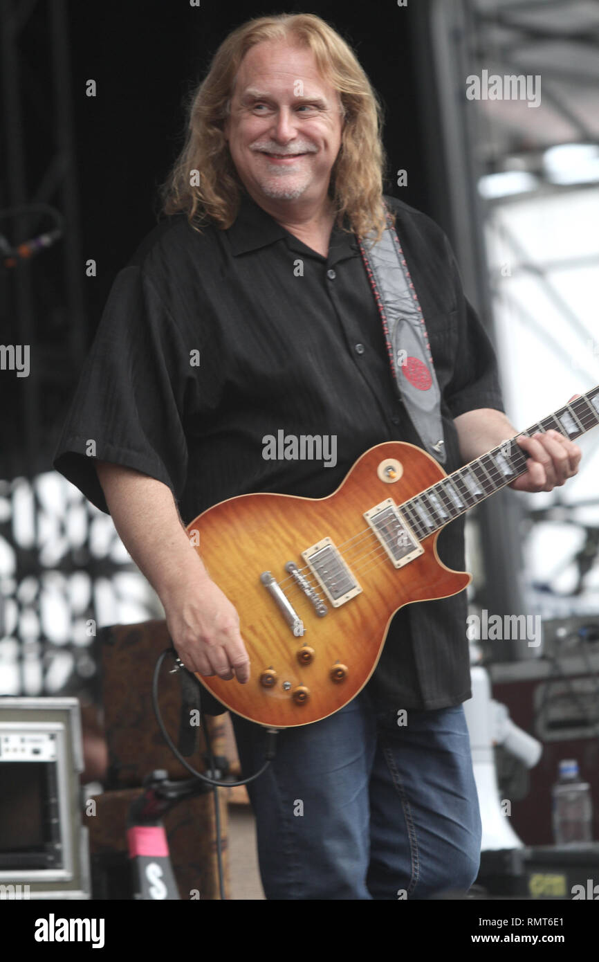 Il chitarrista Warren Haynes è mostrato esibirsi sul palco durante un 'live' aspetto di concerto con la Allman Brothers Band. Foto Stock