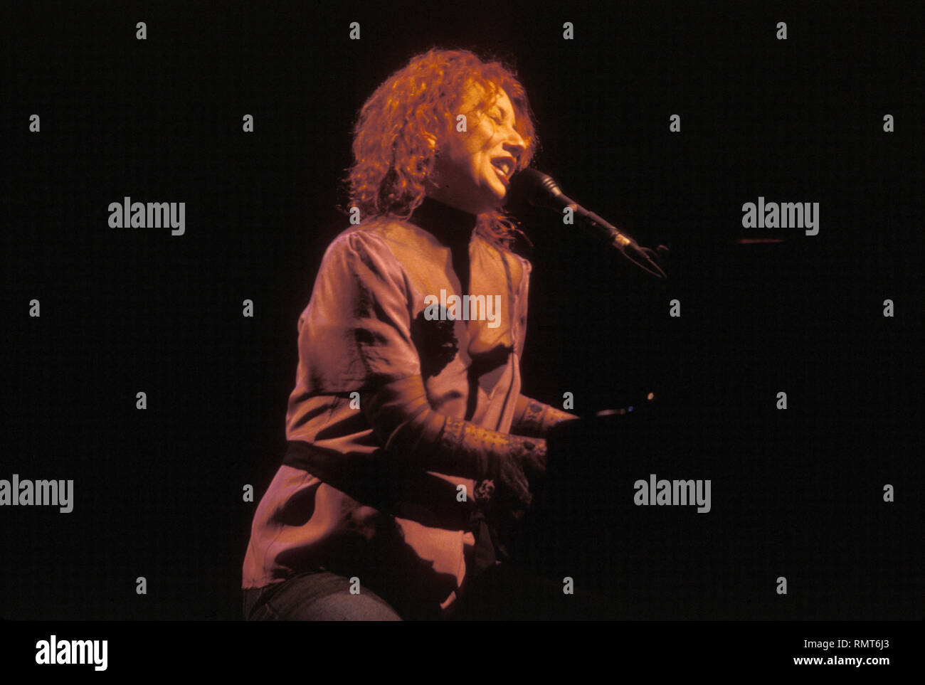 Musicista di Tori Amos è mostrato il canto al pianoforte nel corso di un 'live' prestazioni di concerto. Foto Stock