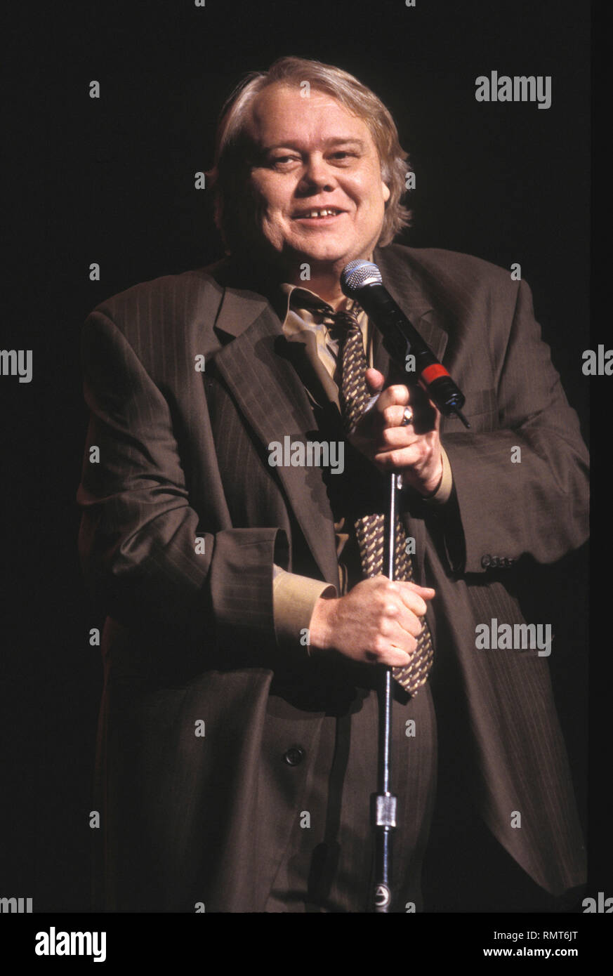 Il comico Louie Anderson è mostrato raccontare barzellette per i suoi fan durante un stand up le prestazioni. Foto Stock