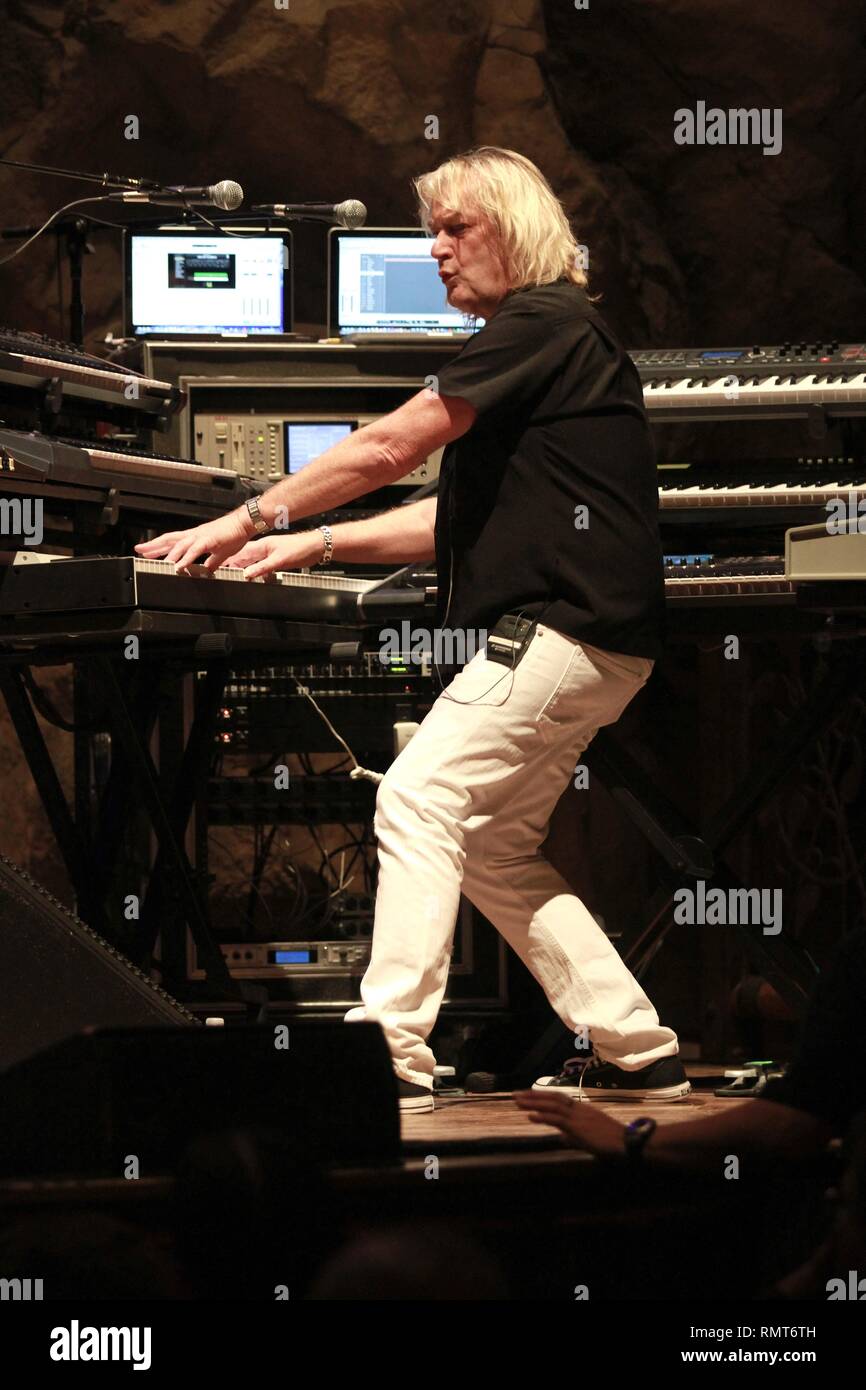 Il tastierista Geoff Downes è mostrato esibirsi sul palco durante un 'live' aspetto di concerto con l'Asia. Foto Stock
