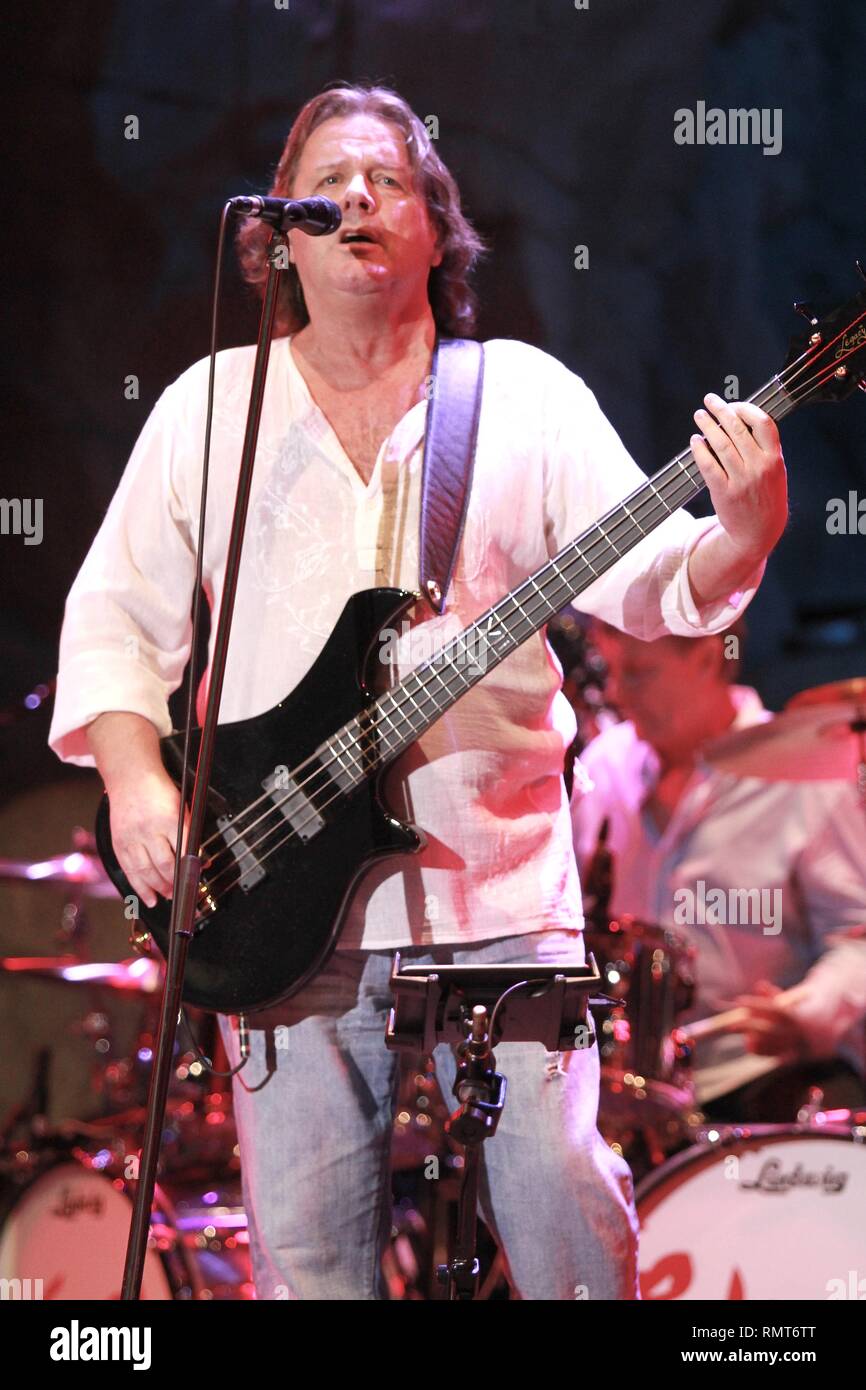 Il bassista e cantante John Wetton è mostrato esibirsi sul palco durante un 'live' aspetto di concerto con l'Asia. Foto Stock