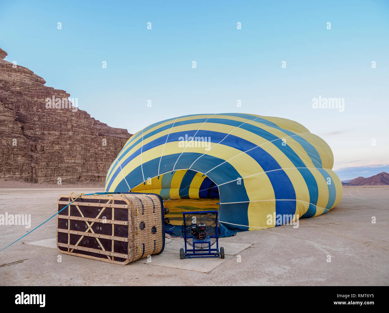 Impostazione di palloncino a Wadi Rum, Governatorato di Aqaba, Giordania Foto Stock