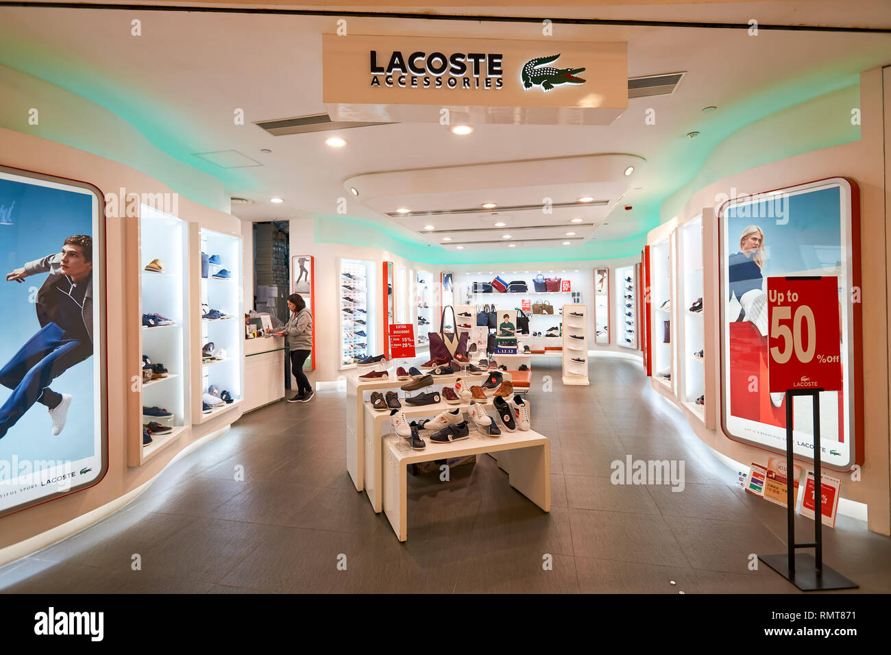 HONG KONG - circa gennaio, 2016: Lacoste store in Hong Kong. Lacoste è un  francese di società di abbigliamento Foto stock - Alamy