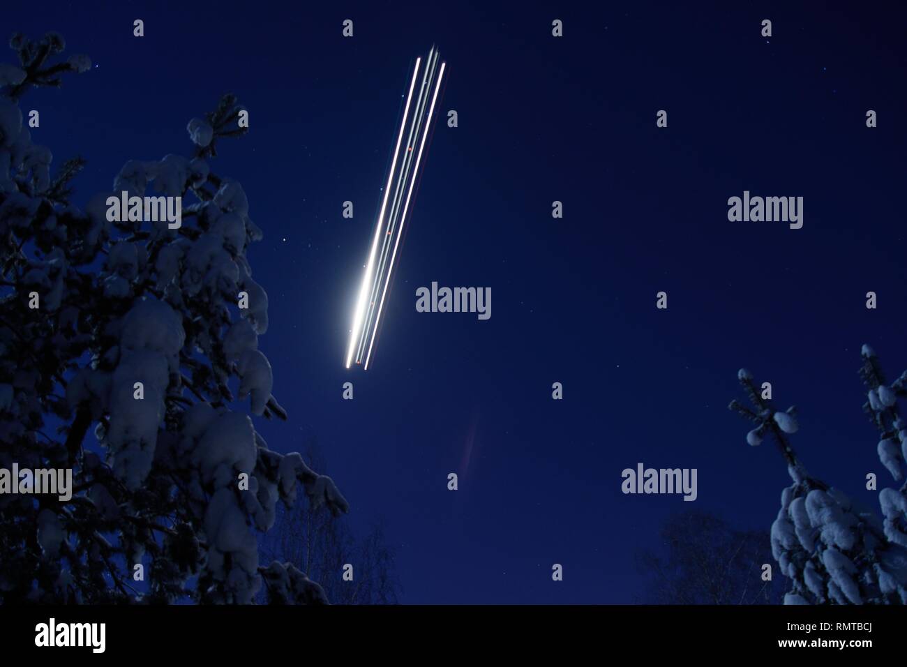 Traccia luminosa di aviogetti di avvicinamento all'aeroporto. Foto Stock
