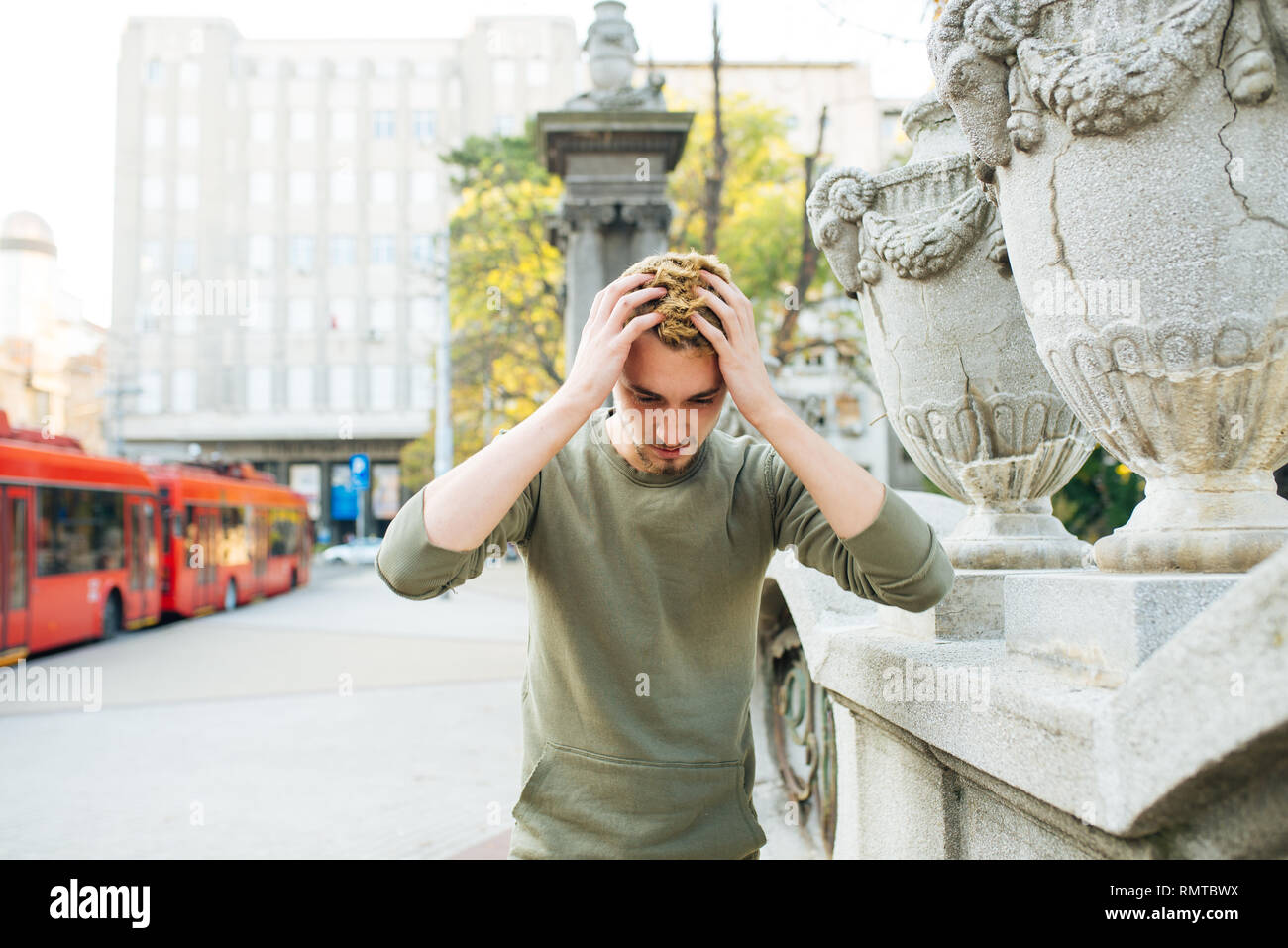 Uomo depressivo da parete con ansiosa e orinato sentimenti. Le emozioni negative.Stress e depressione concetto. Foto Stock