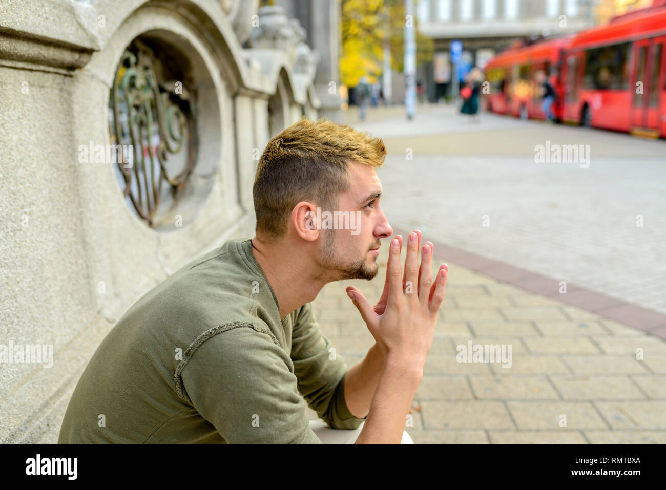 Ha sottolineato l uomo è la preghiera al Dio e sperare in tempi migliori per venire Foto Stock