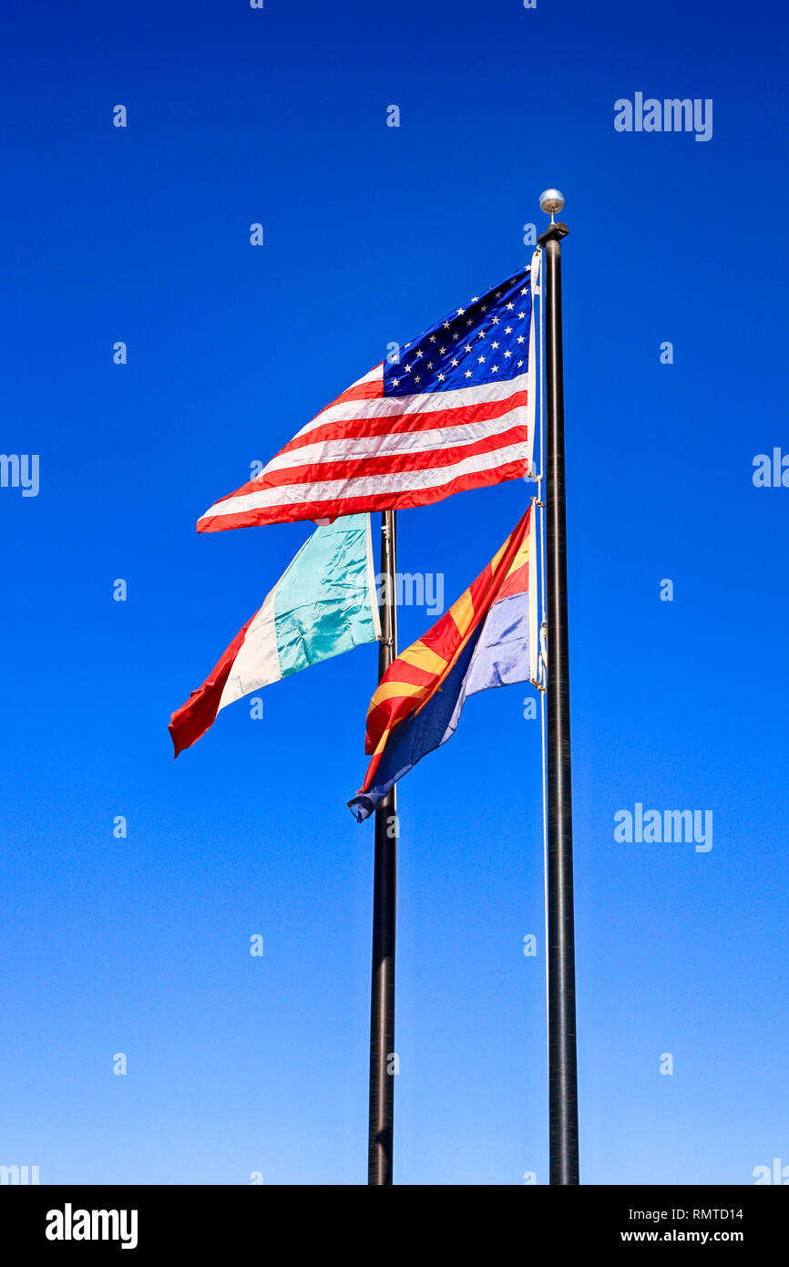 Messicano, American e Arizona Flag di stato al confine tra i due paesi Foto Stock
