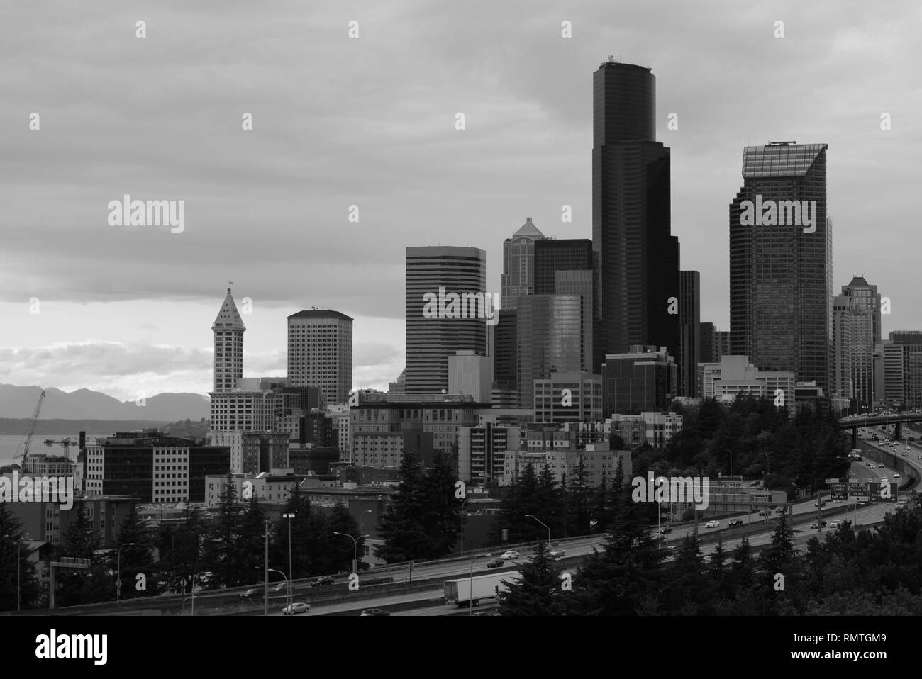 Lo skyline di Seattle e la superstrada in bianco e nero 2015 Foto Stock