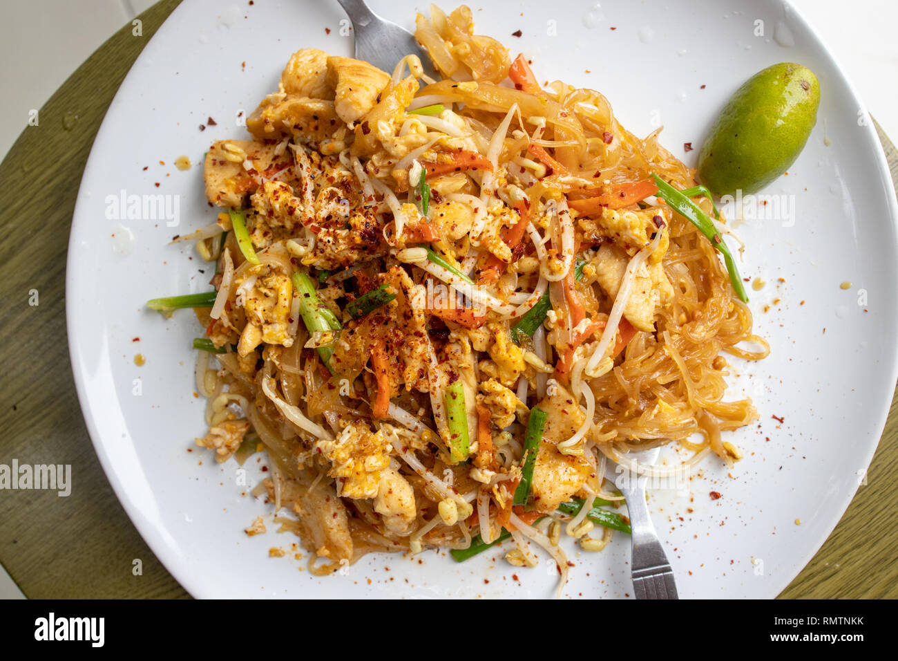 Paad di pollo tailandese, Eagle View Ristorante, Ko Tao Island, Thailandia Foto Stock