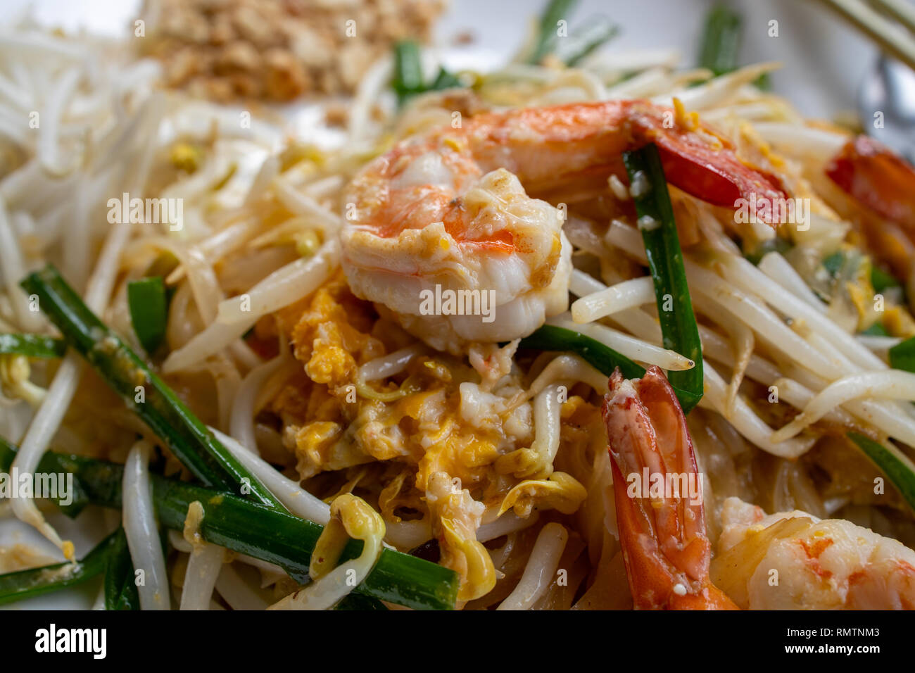 Gamberetti Paad Thai noodles, Infinity Ristorante, Ko Tao, Thaialnd Foto Stock