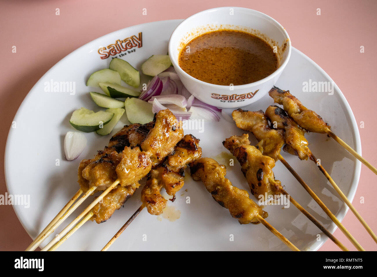 Saté a saté ristorante presso la baia, giardini dalla baia, Singapore Foto Stock