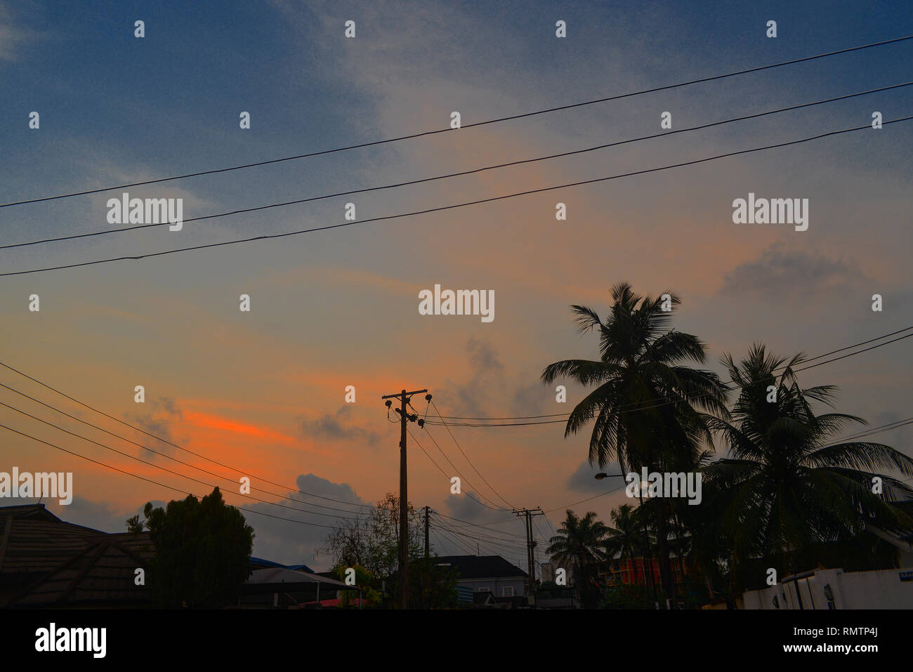 A Lagos al crepuscolo con i pali dell'elettricità e dei fili Foto Stock