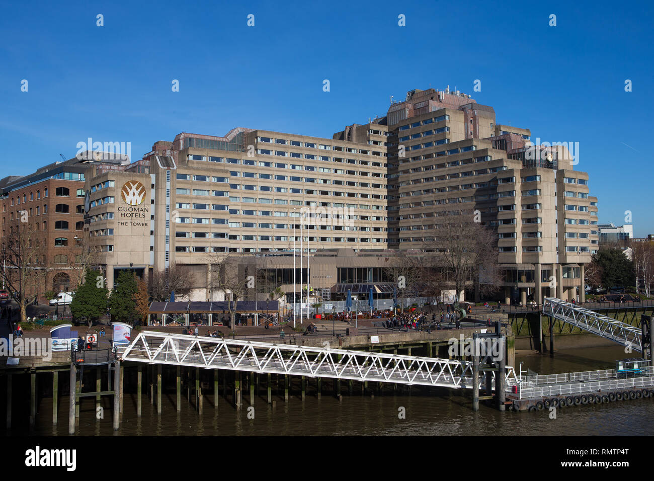 Guoman Hotel vicino a Tower Bridge sul fiume Tamigi, Londra Inghilterra REGNO UNITO Foto Stock