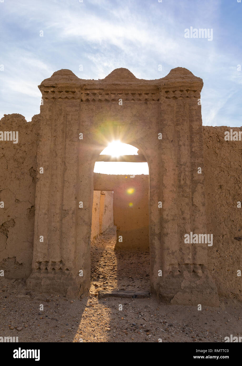 Porta vecchia di un abandonned mudbrick house, Stato settentrionale, Al-Khandaq, Sudan Foto Stock