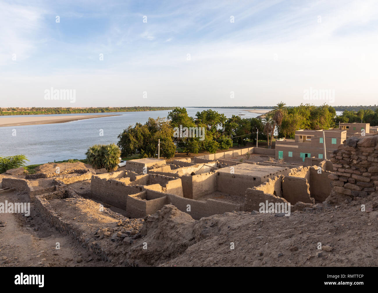 Vecchio mudbrick Case sul fiume Nilo, Stato settentrionale, Al-Khandaq, Sudan Foto Stock