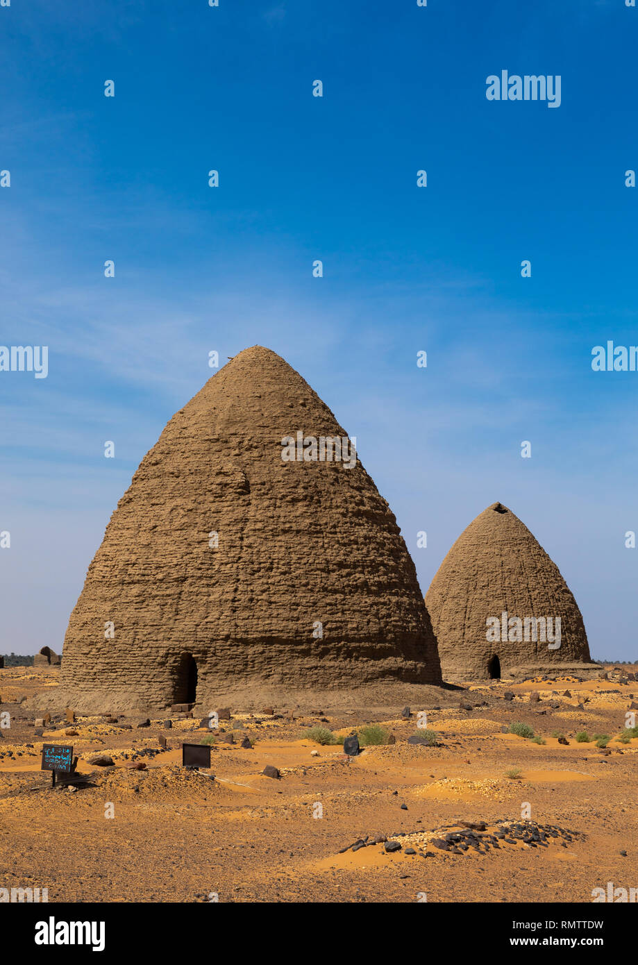 Tombe musulmane di fronte beehive tombe, la Nubia, Old Dongola, Sudan Foto Stock