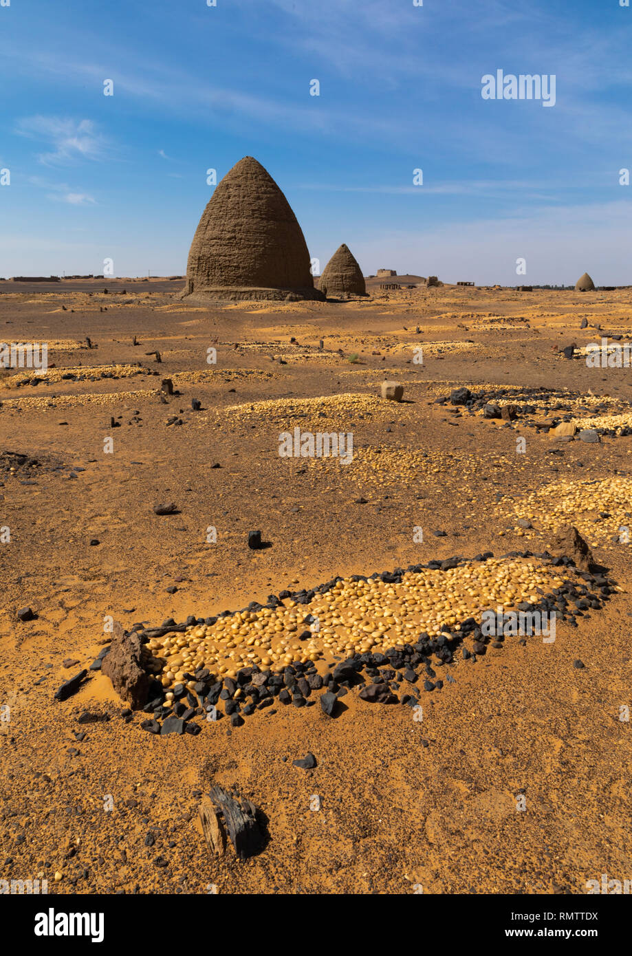 Tomba musulmana nella parte anteriore di un alveare di tombe, la Nubia, Old Dongola, Sudan Foto Stock