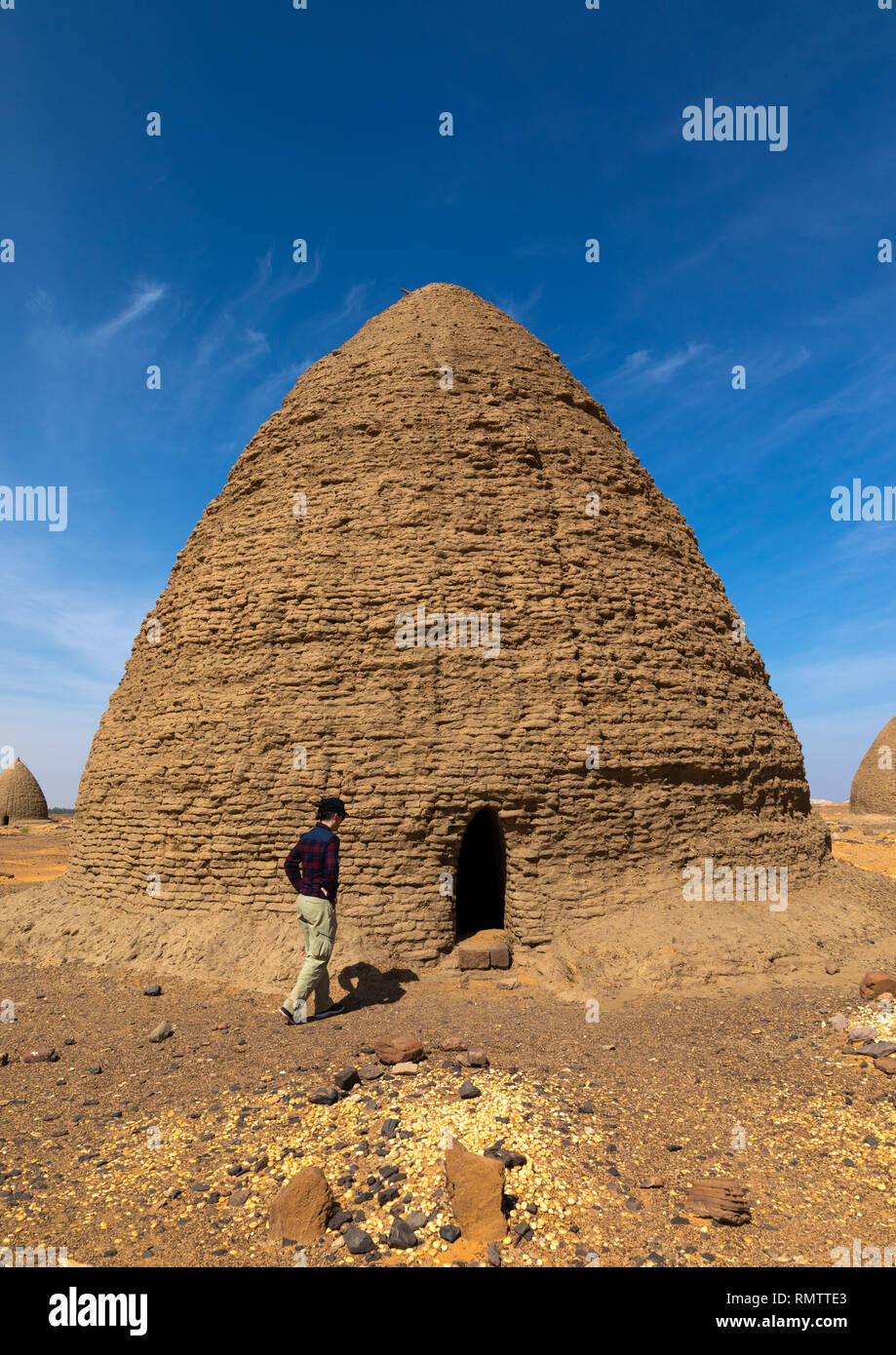 I turisti di fronte a un alveare tomba, la Nubia, Old Dongola, Sudan Foto Stock