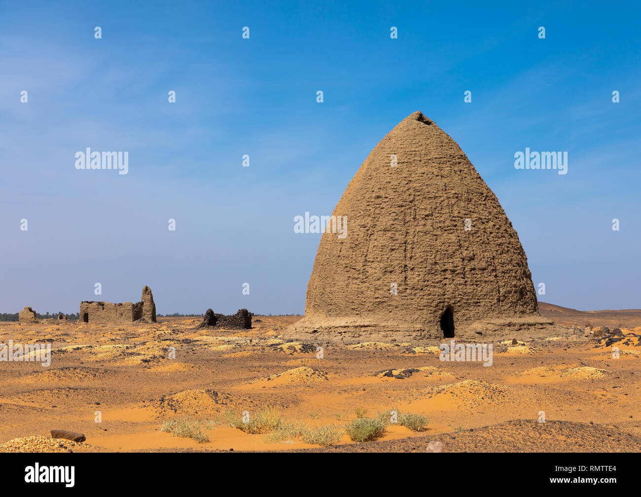 Tombe musulmane di fronte beehive tombe, la Nubia, Old Dongola, Sudan Foto Stock
