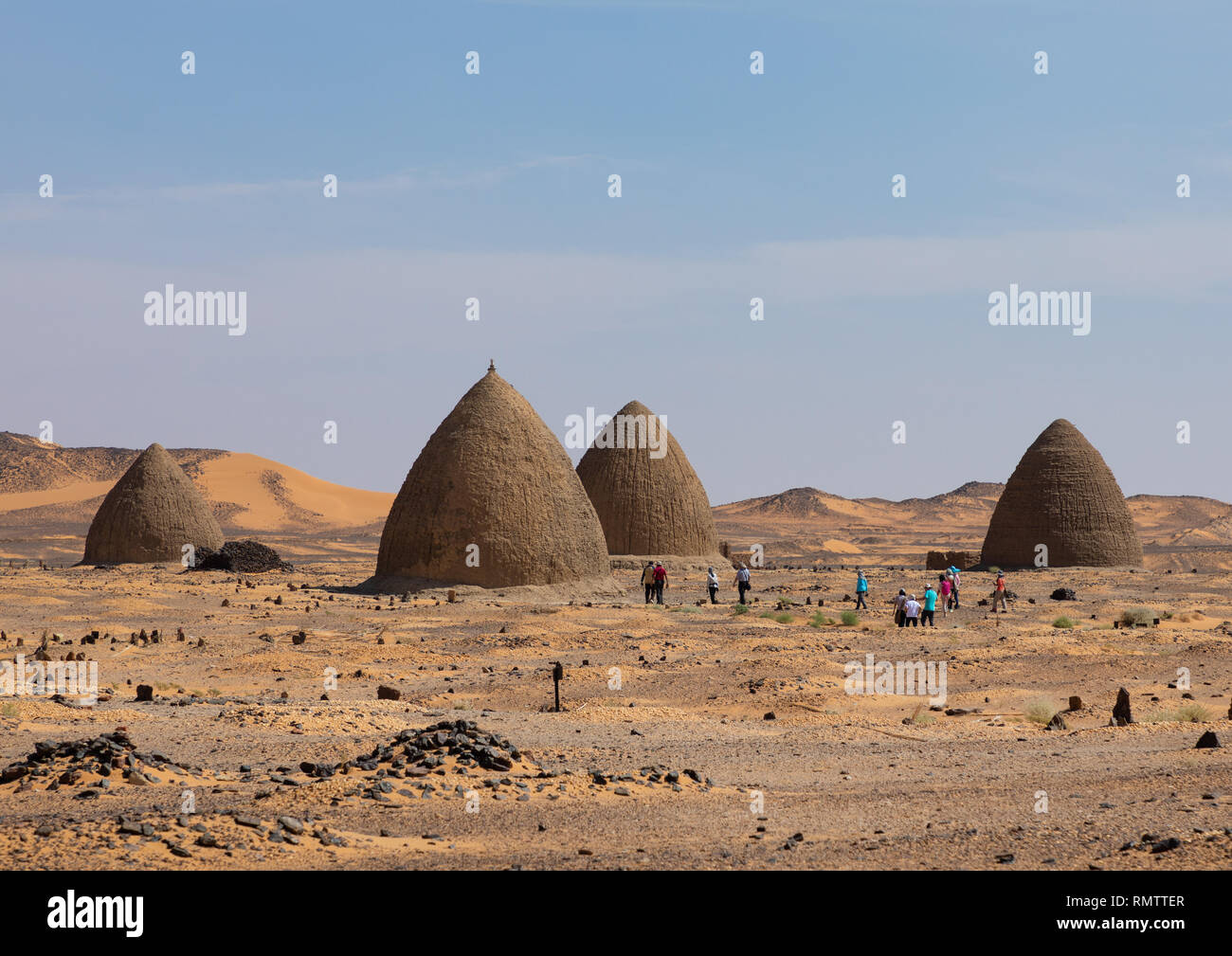I turisti che visitano le tombe di alveare, la Nubia, Old Dongola, Sudan Foto Stock