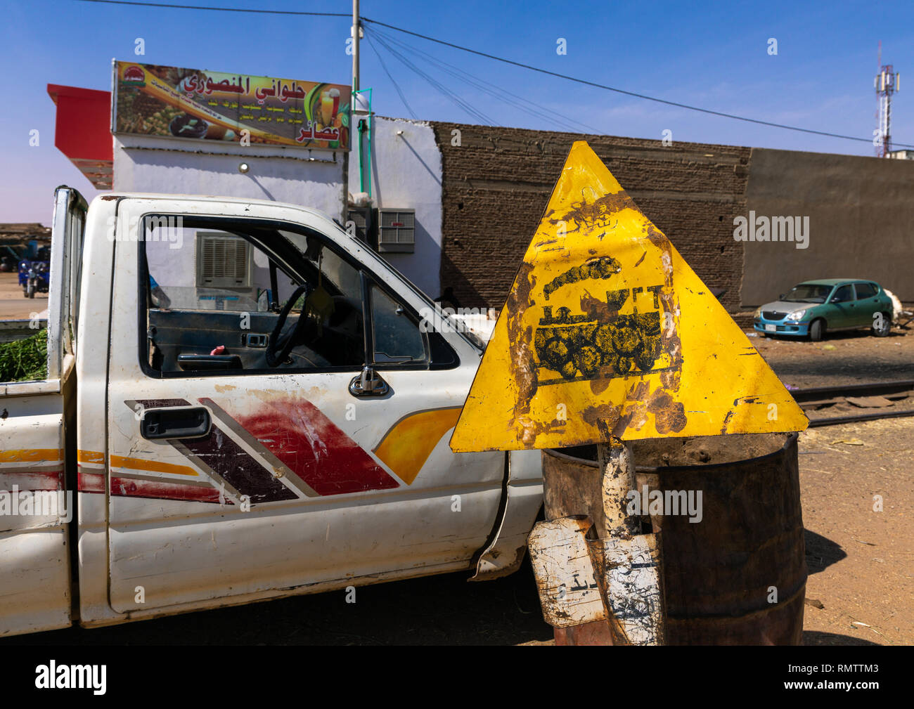 Treno cartello stradale, Stato settentrionale, Karima, Sudan Foto Stock