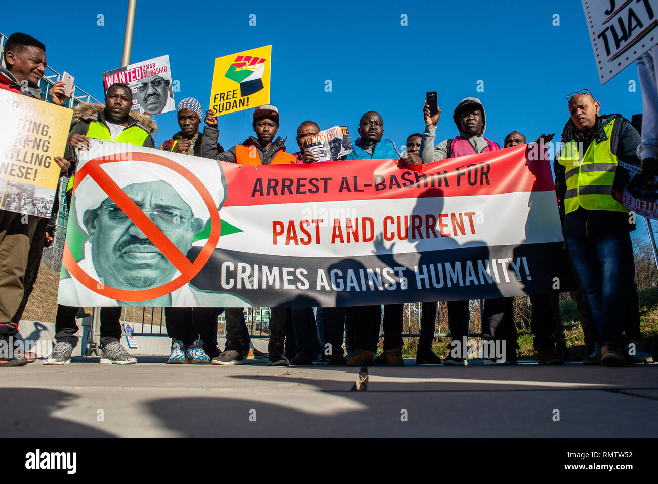 I dimostranti sono visti tenendo un banner e cartelloni durante la protesta. Il comitato di coordinamento "udan Unite" nei Paesi Bassi per sostenere i sudanesi organizzato a marzo la Corte penale internazionale situato a L'Aia, in solidarietà con la rivoluzione in Sudan. Le persone si sono riunite a Malieveld e da lì la dimostrazione ha camminato per la Corte penale internazionale. Ci hanno chiesto l arresto di al-Bashir e tutti gli altri criminali, li costringono a stare in giudizio presso la Corte penale internazionale, aprire nuove indagini nella corrente di crimini contro l umanità e di interrompere le deportazioni di sudanesi Foto Stock