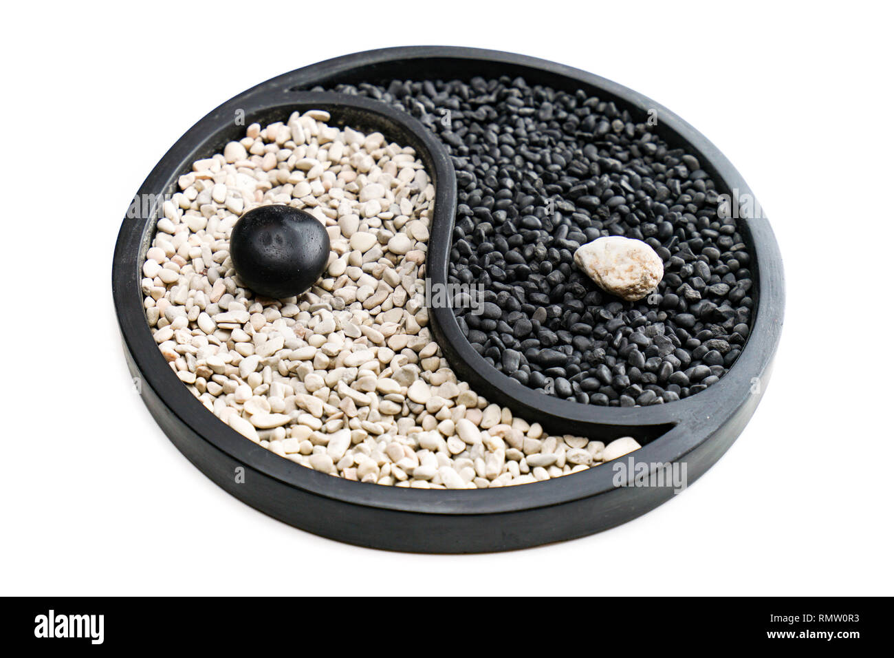 Yin e Yang il simbolo in bianco e nero di pietre, isolati su sfondo bianco Foto Stock