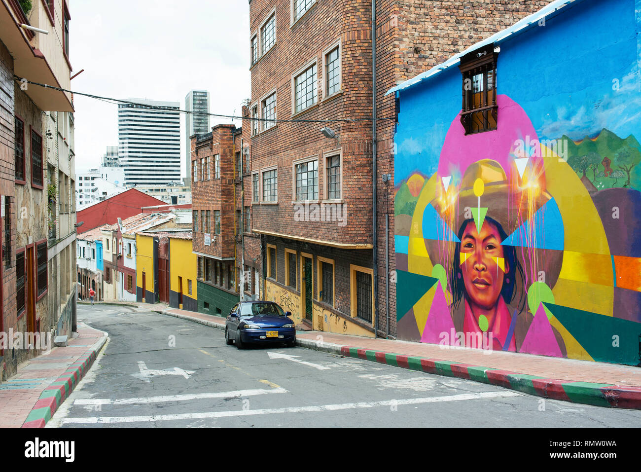 Strada tranquilla vista con parete colorati graffiti in La Concordia, Bogotà, Colombia. Credito: Guache (colombiano murale artista). Sep 2018 Foto Stock