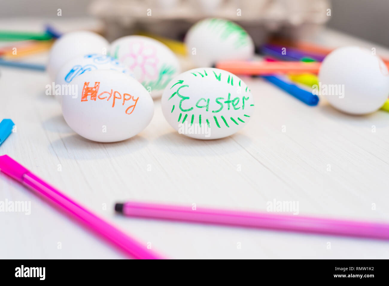 Le uova di pasqua sono sul tavolo con colorato pennarelli.. Le idee di pasqua. Spazio per il testo. Vassoio di uova Felice Pasqua. Foto Stock