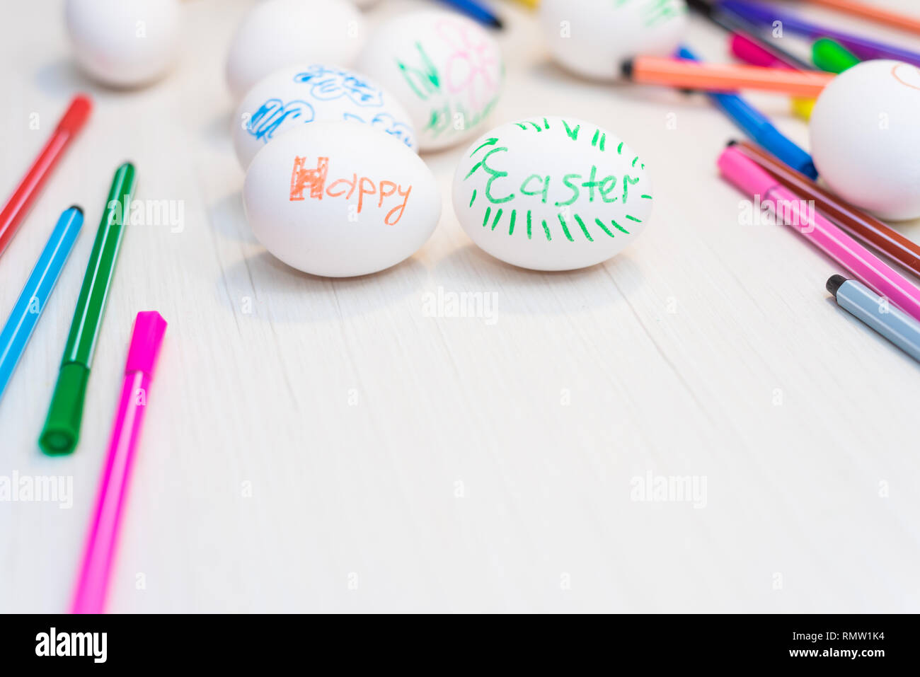 Le uova di pasqua sono sul tavolo con colorato pennarelli.. Le idee di pasqua. Spazio per il testo. Vassoio di uova Felice Pasqua. Foto Stock