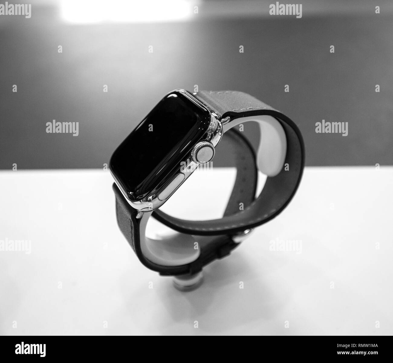 Strasburgo, Francia - Sep 21, 2018: Apple Store con la presentazione per la vendita della nuova ultima Hermes Apple Computer Watch serie 4 tour doppio dispositivo indossabile in bianco e nero Foto Stock