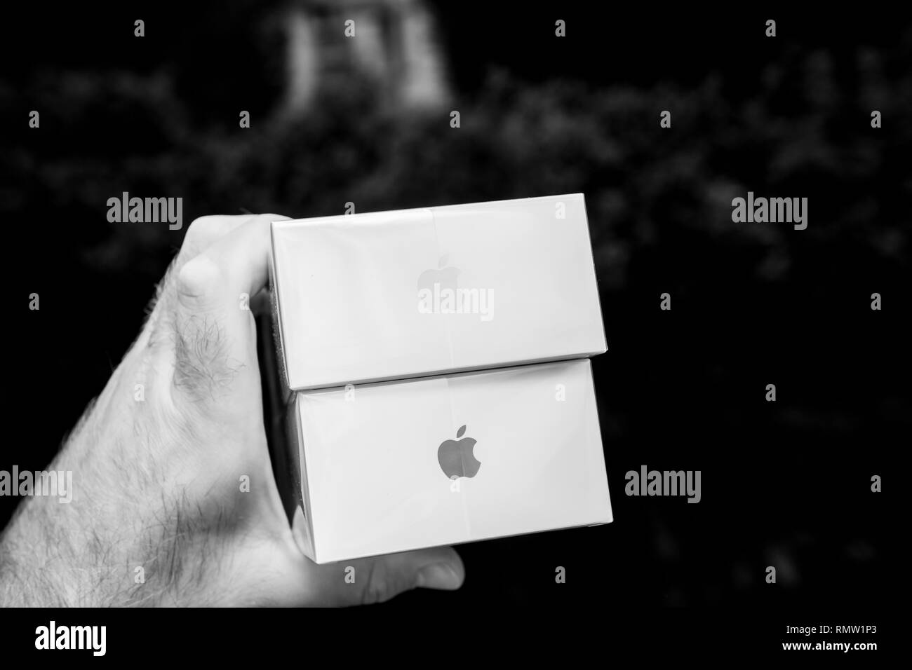 Parigi, Francia - Sep 21, 2018: orgoglioso uomo cliente POV confrontando il nuovo iPhone più recente e Xs Xs Max telefoni smartphone prima l'unboxing contro lo sfondo di colore verde Foto Stock