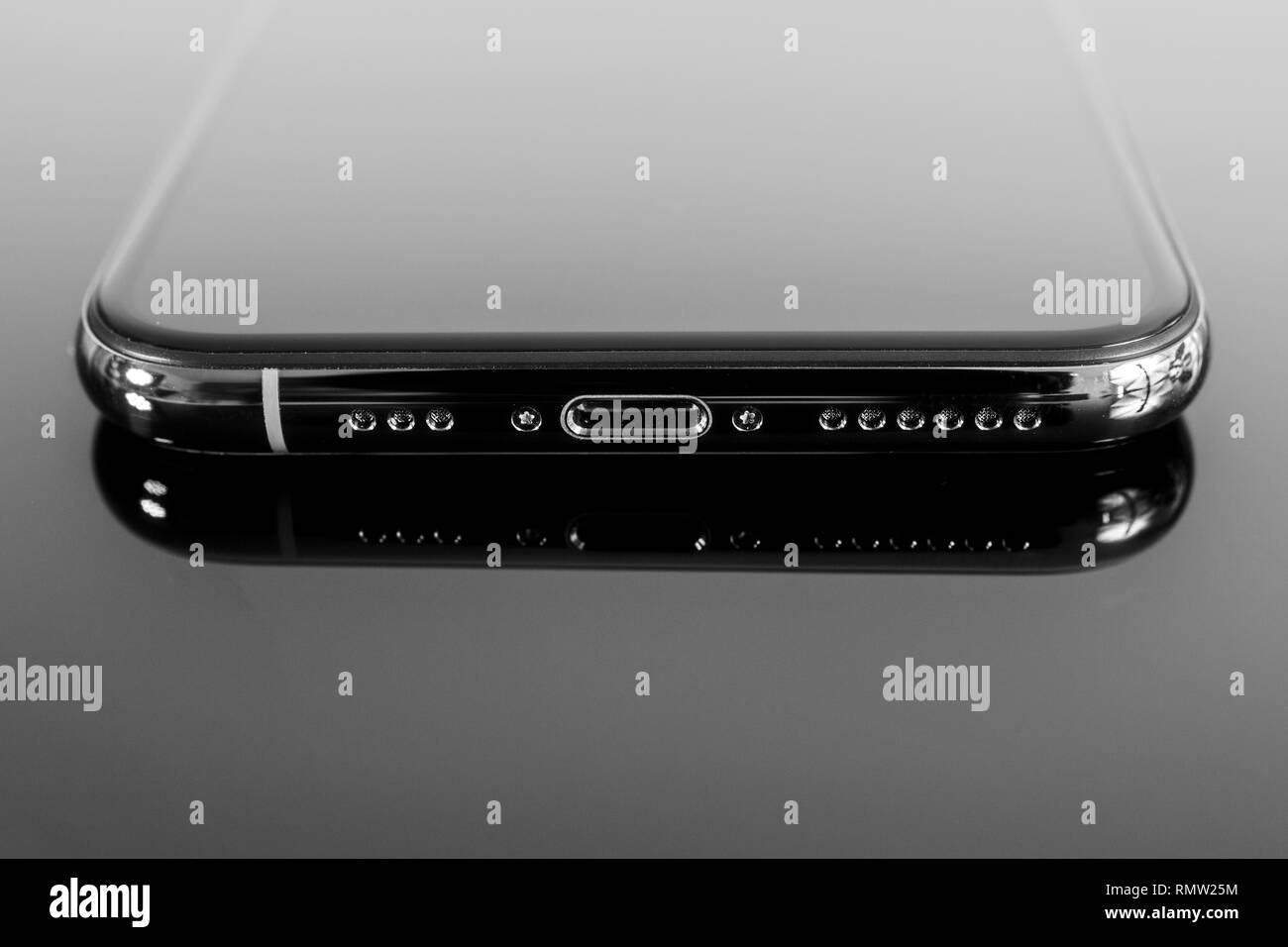 Parigi, Francia - Set 25, 2018: Nuovo iPhone Xs e Xs Max modello dello smartphone da Apple Computer close up del nuovissimo Golden Apple Iphone cellulare dispositivo sfondo riflettente Foto Stock
