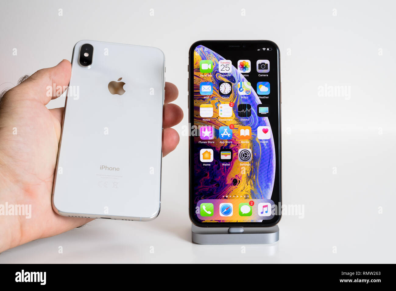 Parigi, Francia - Set 25, 2018: Maschio lato confronta i nuovi iPhone Xs e  Xs Max modello dello smartphone da Apple Computer close up con uomo con  quello bianco Foto stock - Alamy