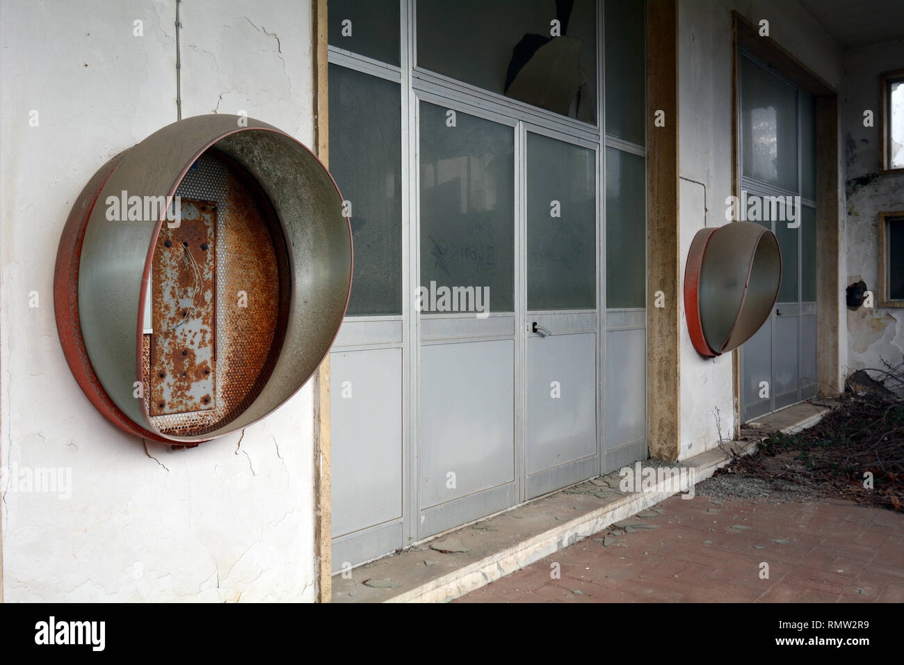 Cabine telefoniche vintage di metà secolo sulla parete dell'edificio abbandonato Foto Stock
