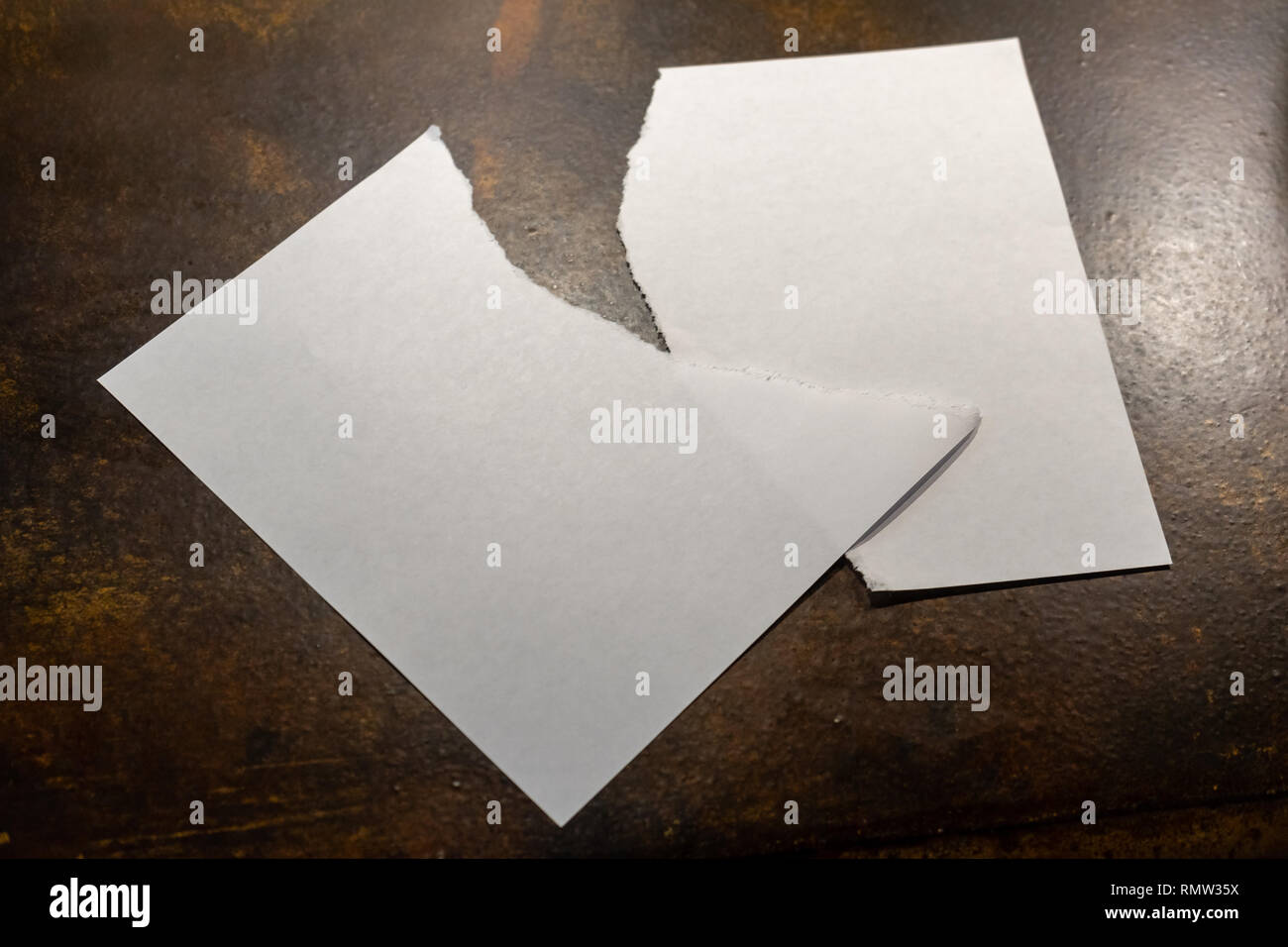 Carta strappata a metà Foto Stock
