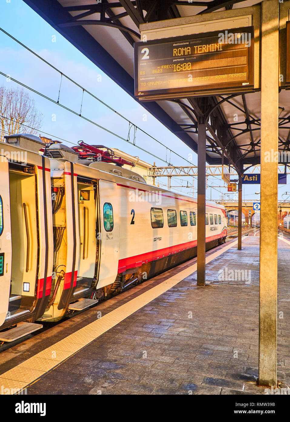 Asti, Italia - Gennaio 1, 2019. Un treno di Trenitalia in un italiano stazione ferroviaria al tramonto. Asti, Piemonte, Italia. Foto Stock