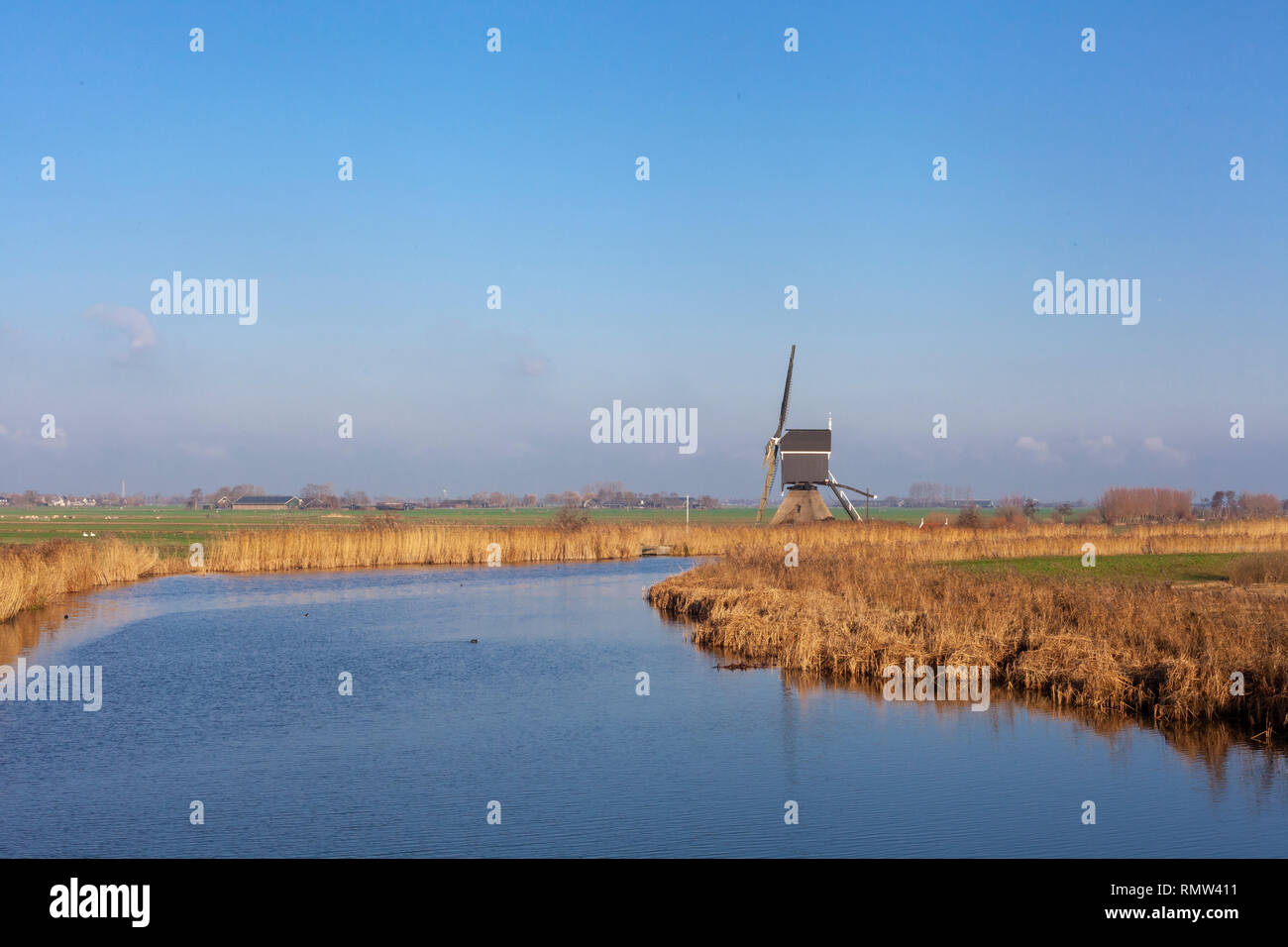 Il mulino a vento Achterlandse molen vicino al villaggio olandese di Groot-Ammers nella regione Alblasserwaard - Immagine Foto Stock