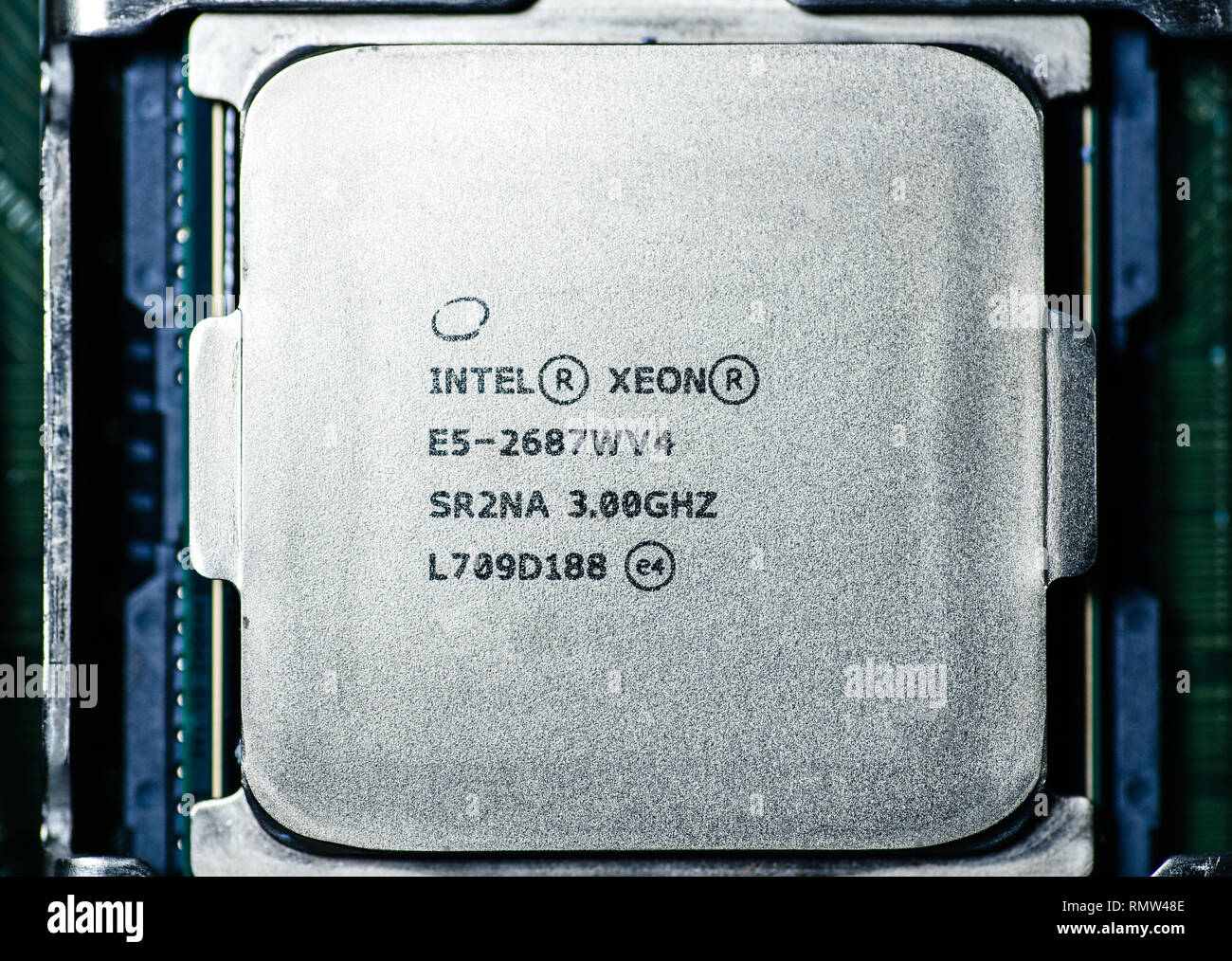 London, Regno Unito - 5 Febbraio, 2019: sopra vista macro della nuova potente E5-2687W Intel Xeon professional processore CPU Broadwell FCLGA2011-3 Foto Stock