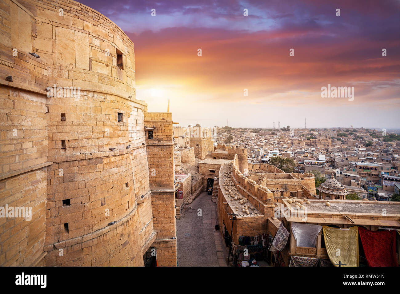 Viola tramonto nel deserto di pietra arenaria città con Jaisalmer fort nel Rajasthan, India Foto Stock