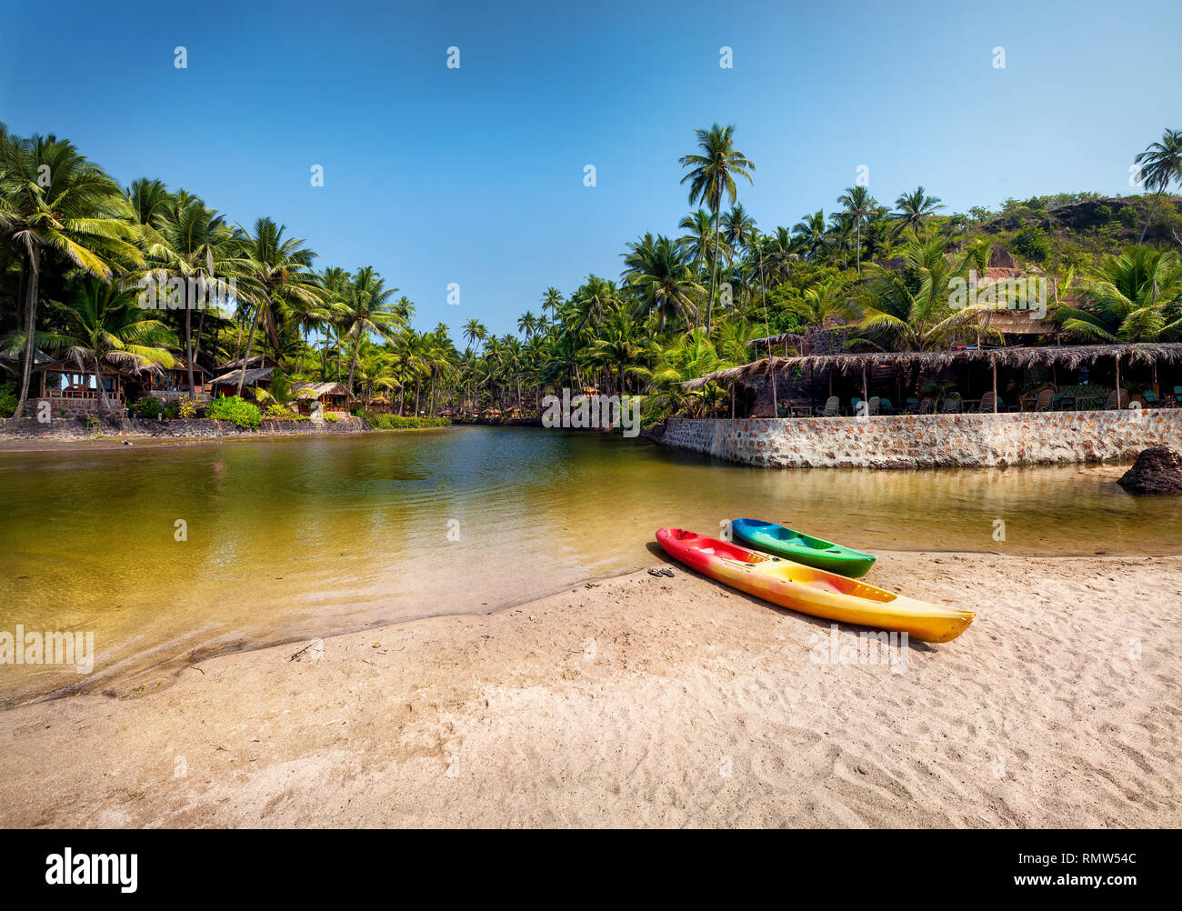 Bellissima laguna con kayak imbarcazioni al Cola beach resort in Goa, India Foto Stock