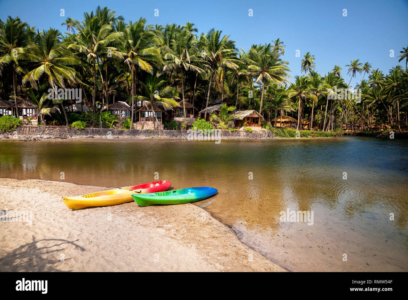 Bellissima laguna con kayak imbarcazioni al Cola beach resort in Goa, India Foto Stock